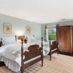 twin-bed-guestroom