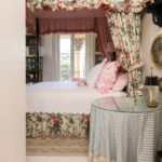 chintz-bedroom-d-porthault-french-linens-canopy-bed-mario-buatta