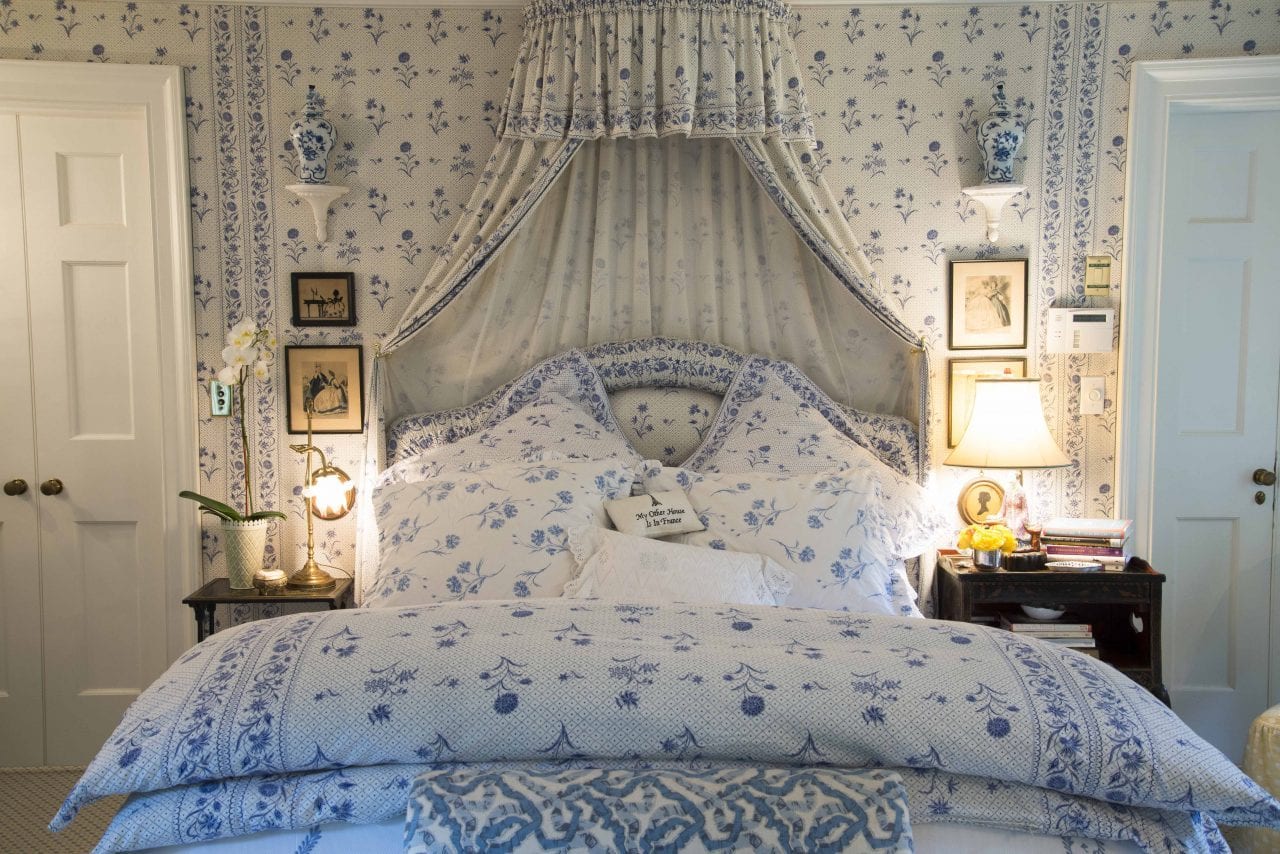 blue-white-bedroom-antique-silhouettes-mario-buatta