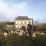 english-country-house-fox-hunt-horse-dogs