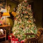 michael-devine-thomas-burak-interior-design-green-velvet-walls-traditional-christmas-tree-tinsel-ornaments-presents