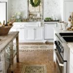 lisa-luby-ryan-dallas-highland-park-veranda-kitchen-white-marble-wreath