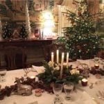 traditional-english-dining-room-decorated-christmas-tablescape-table-setting-candles-holly-greenery-pinecones
