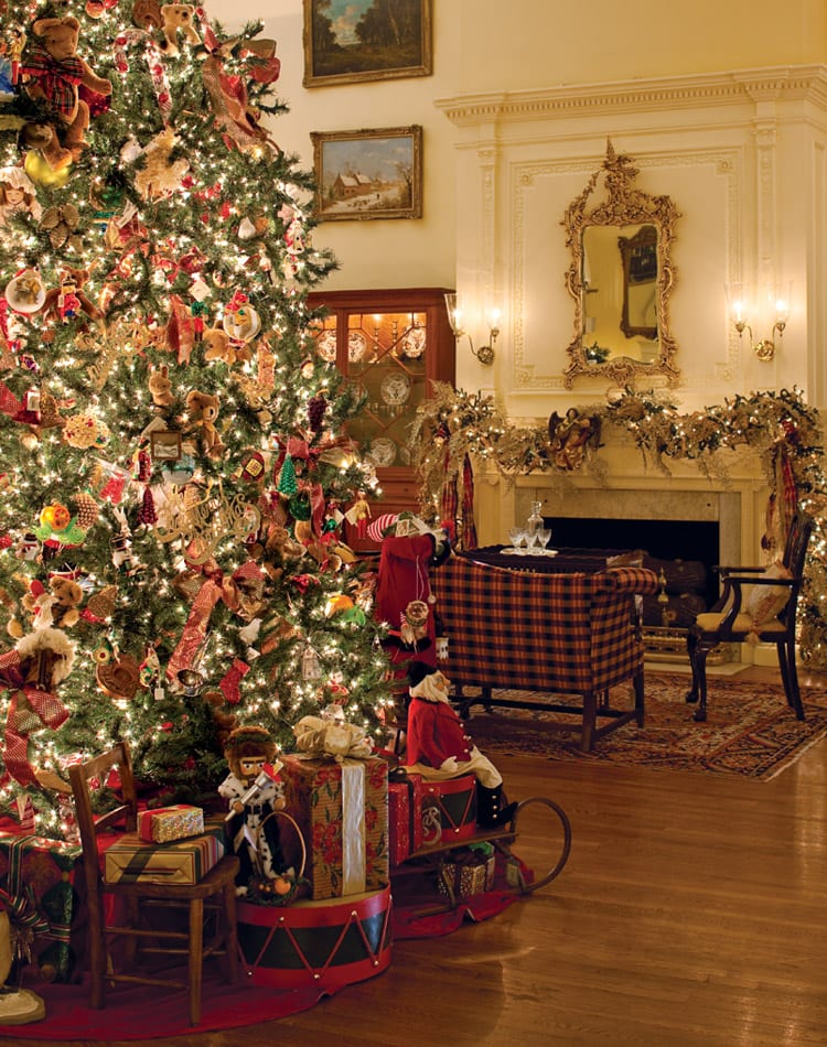 wakefield-scearce-galleries-decorated-for-holidays-christmas-tree ...
