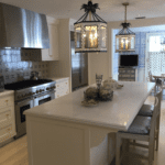 palm-beach-chic-kitchen-white-marble-delft-tile-blue-white-chinoiserie