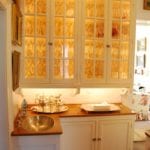 butlers-pantry-elegant-classic-white-wood-countertop-glass-cabinets-wallpaper
