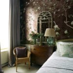 degourney-badminton-metallic-wallpaper-hanna-gurney-london-apartment-bedroom