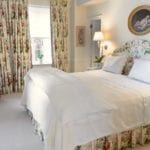 cowtan-tout-colefax-fowler-jubilee-rose-chintz-bedroom-headboard-curtains