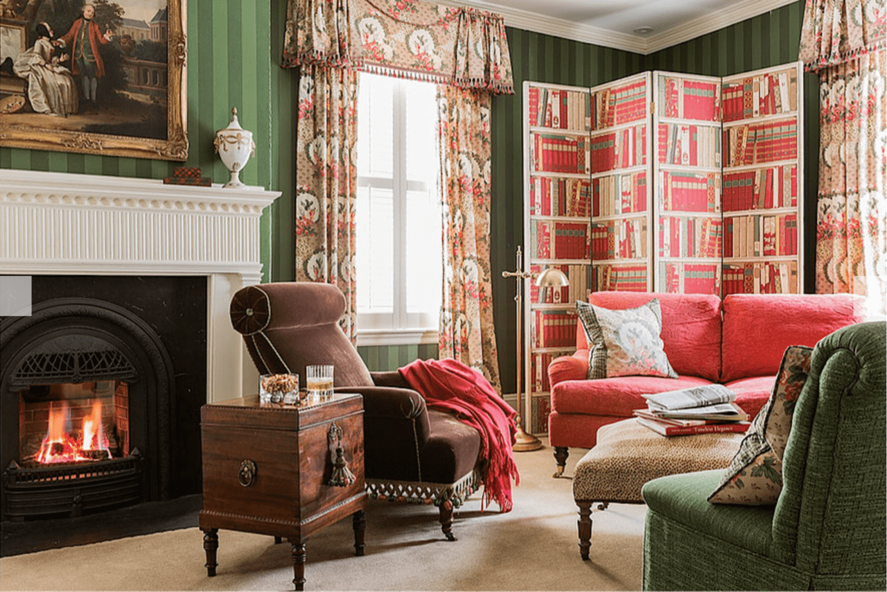 Jackie-whalen-interiors-library-green-velvet -traditional-style-brunschwig-fils-bibliotheque-wallpaper - The Glam Pad