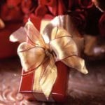 carolyne-roehm-christmas-gift-wrapping-paper-ribbons-holiday-gift-guide-elegant-bow
