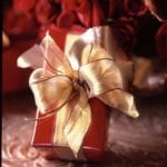 carolyne-roehm-christmas-gift-wrapping-paper-ribbons-holiday-gift-guide-elegant-bow