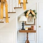 christmas-holiday-decorations-stairs-entry-entrancehall-staircase-garland-gold-ribbons-evergreen-garland-wreath