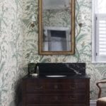 ham-interiors-oxfordshire-townhouse-bird-and-thistle-brunschwig-fils-wallpaper-bathroom
