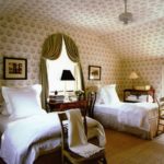bowood-chintz-colefax-fowler-cowtan-tout-green-grey-bedroom-wallpaper-on-ceiling-gil-schafer