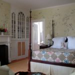 thomas-jayne-yellow-chinoiserie-bedroom-gracie-wallpaper-de-gournay-four-poster-bed-quilt
