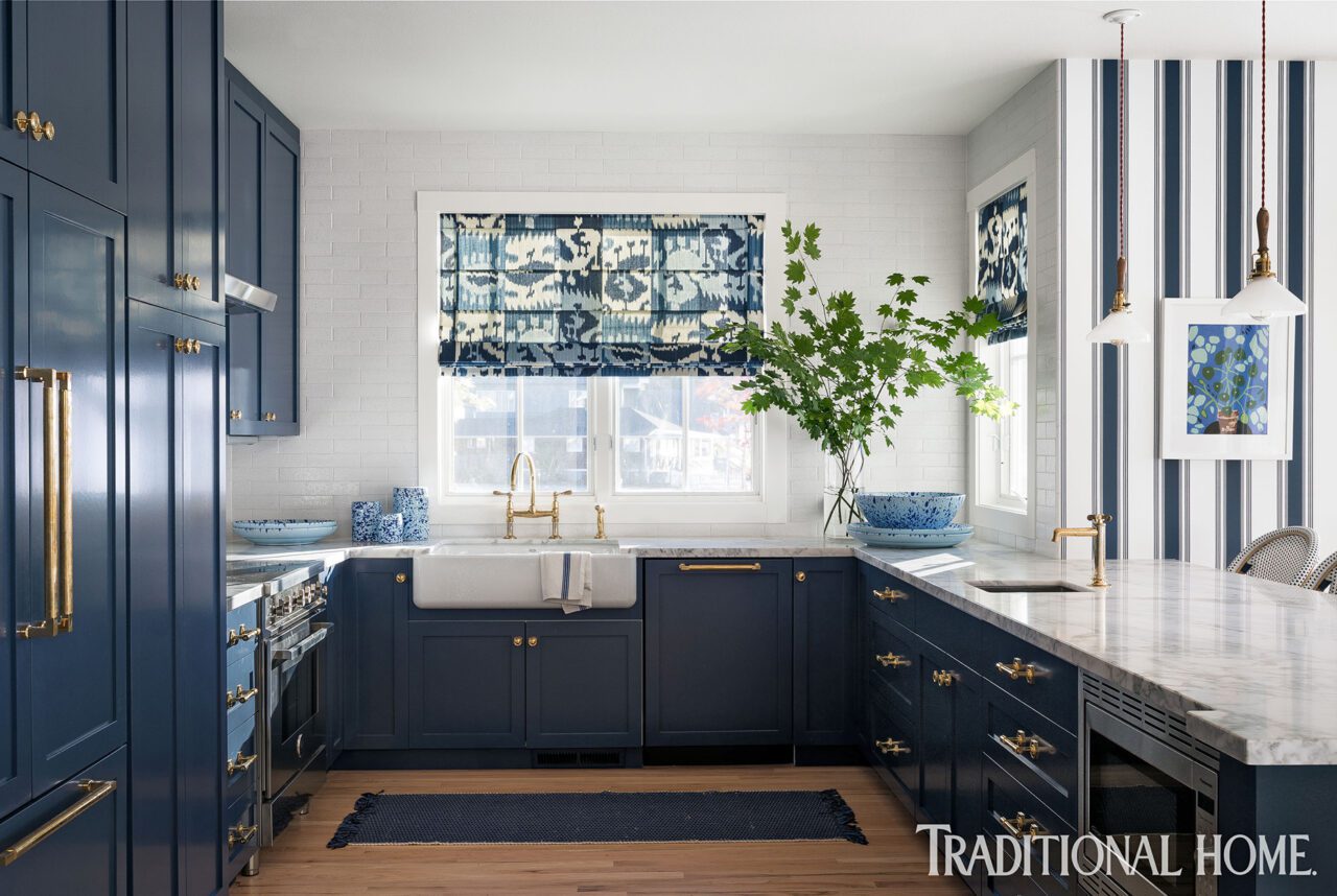 https://www.theglampad.com/wp-content/uploads/2020/07/brian-paquette-cape-cod-red-white-blue-interior-design-patriotic-fourth-of-july-summer-home-navy-blue-cabinets-marble-kitchen.jpeg