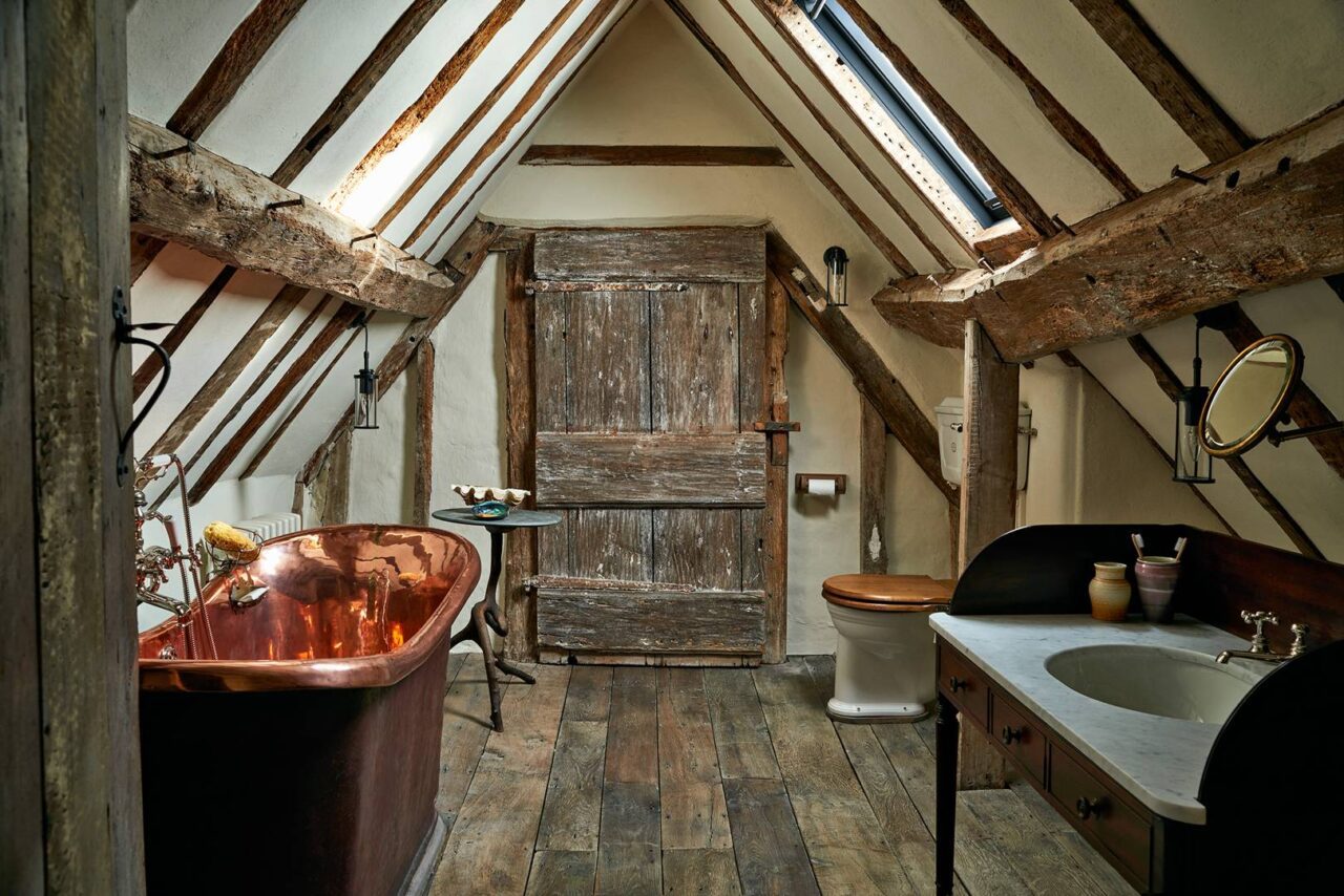 max-rollitt-oxfordshire-house-rustic-english-bathroom - The Glam Pad