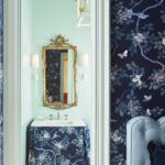 traci-zeller-dallas-kips-bay-scalloped-sofa-sectional-banquette-blue-and-white-floral-wallpaper-2