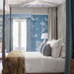 phoebe-howard-chinoiserie-bedroom-gracie-wallpaper-blue-canopy-bed