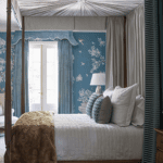 phoebe-howard-chinoiserie-bedroom-gracie-wallpaper-blue-canopy-bed