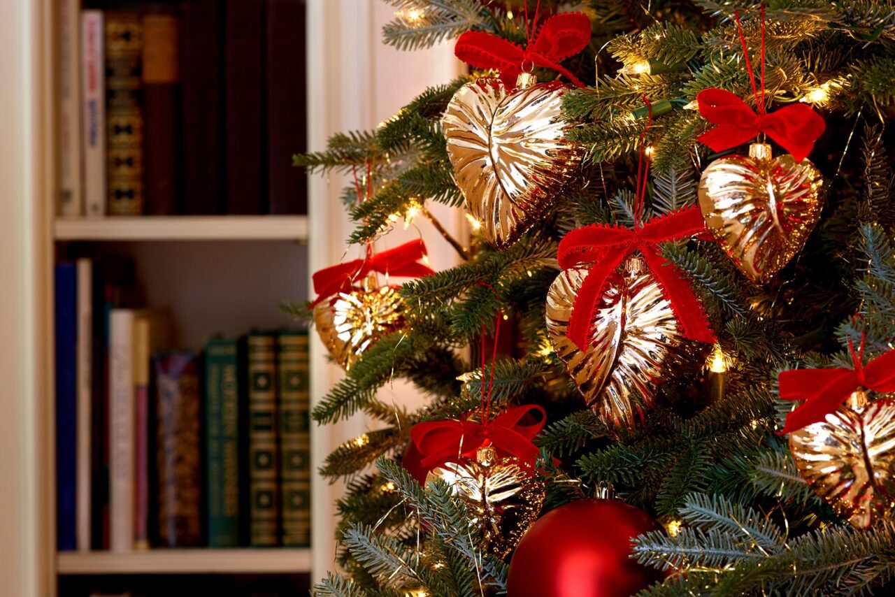 https://www.theglampad.com/wp-content/uploads/2020/12/christmas-tree-aerin-lauder-holiday-home-decor.jpg