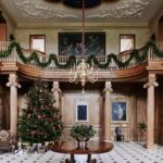 ven-house-double-height-entrance-hall-christmas-decor
