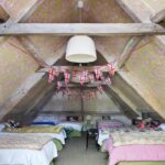 amanda-hornby-cotswolds-dovecote-english-house-garden-attic-bedroom-childrens-dorm-guest-room-pink-green-toile