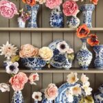 sugar-flowers-in-delftware-vases