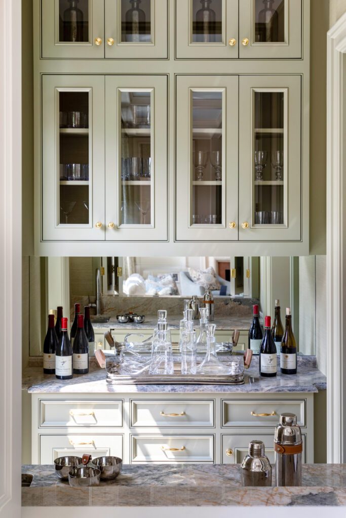 tom-stringer-interior-design-chicago-row-house-glamorous-bar - The Glam Pad