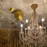 new-years-eve-party-decorating-ideas-gold-balloons-confetti