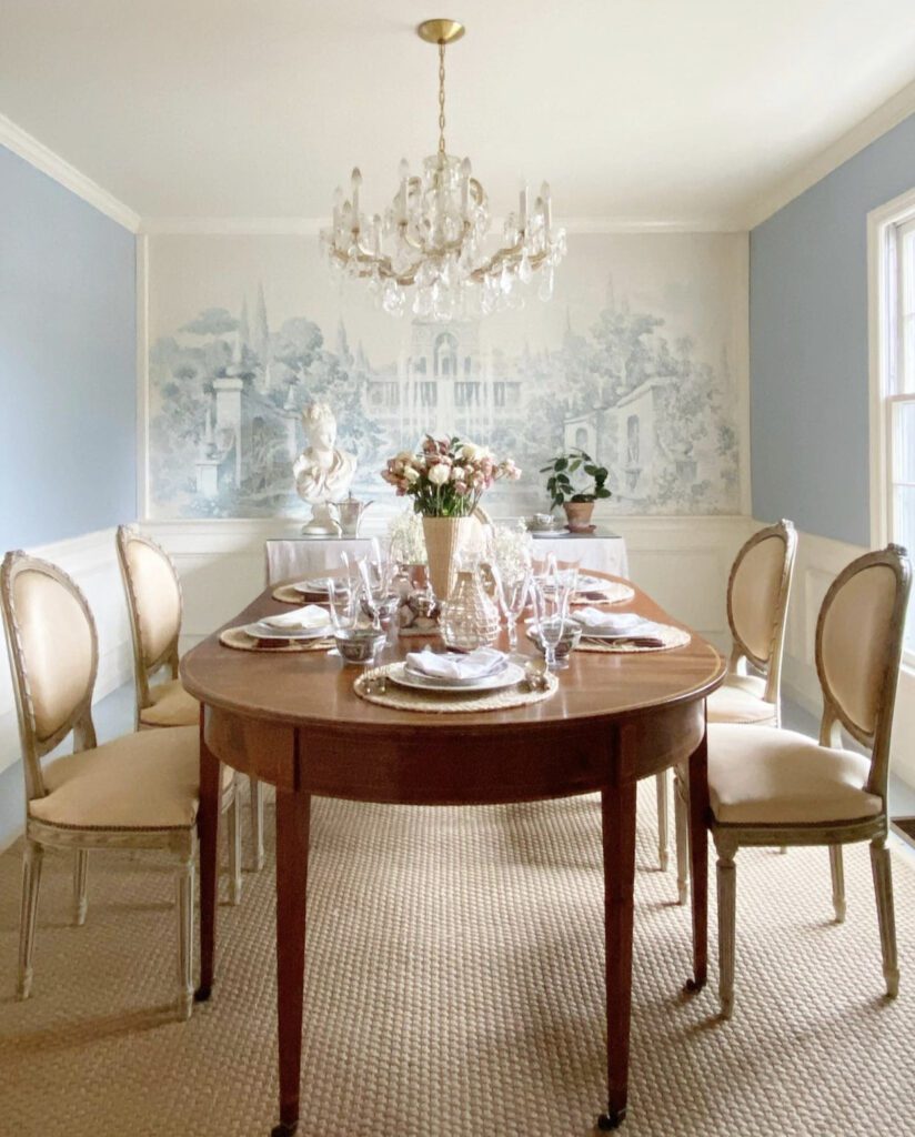 Jenny Bohannon, Tallwood Country House, blue white toile, floral arrangement, dining room, tablescape