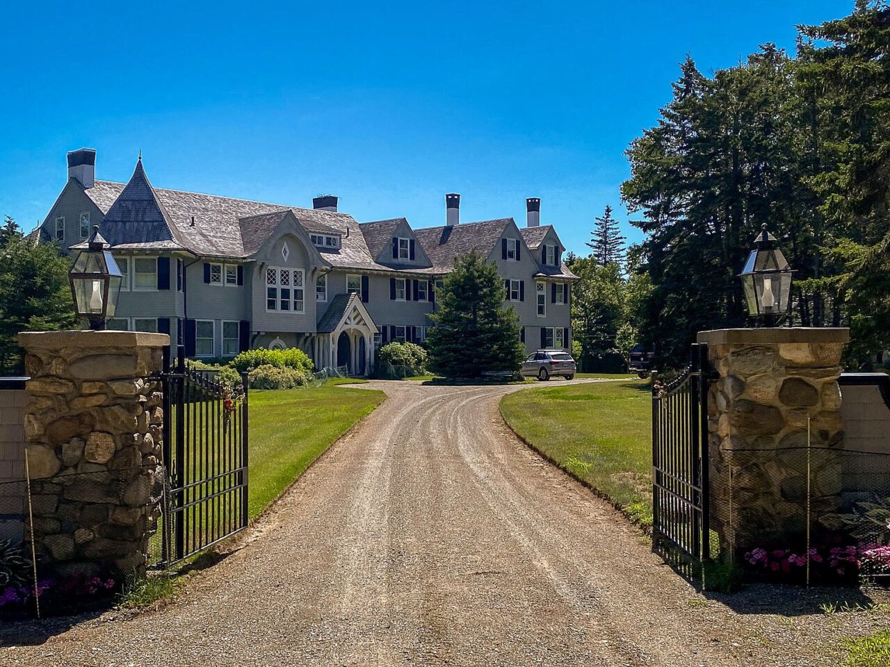 johntravoltakellyprestonislesboromainehouseforsalehistoric