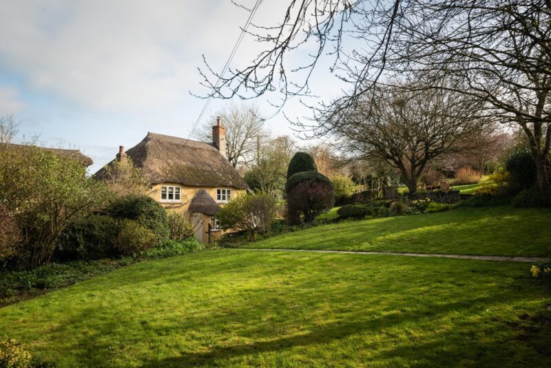 Merecer Dictado Arrastrarse A Quintessential English Country Cottage Available for Rent - The Glam Pad