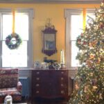 christmas-decor-colonial-style-wreaths