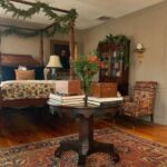 traditional-home-christmas-bedroom-decor-garlands