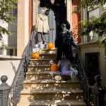 fall-in-new-york-city-manhattan-pumpkins-doorstep-4