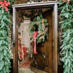 garland-greenery-door-christmas-traditional