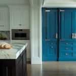 the-glam-pad-christopher-peacock-classic-kitchen-Diminni blue-and-white