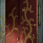 de-Gournay-hand-painted-wallpaper-Hannah-Cecil-Gurney-the-glam-pad-door