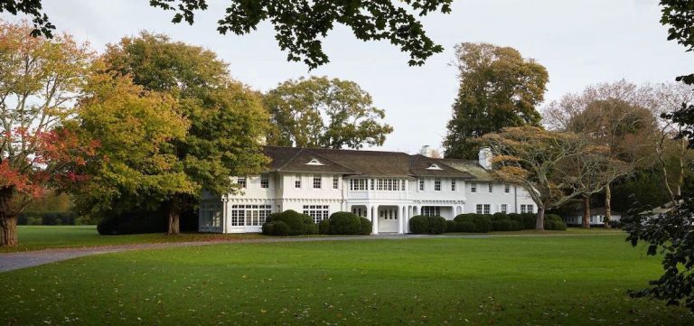 Jackie O’s East Hampton Estate, Salter House Comes to Manhattan, and a Floating Beach House