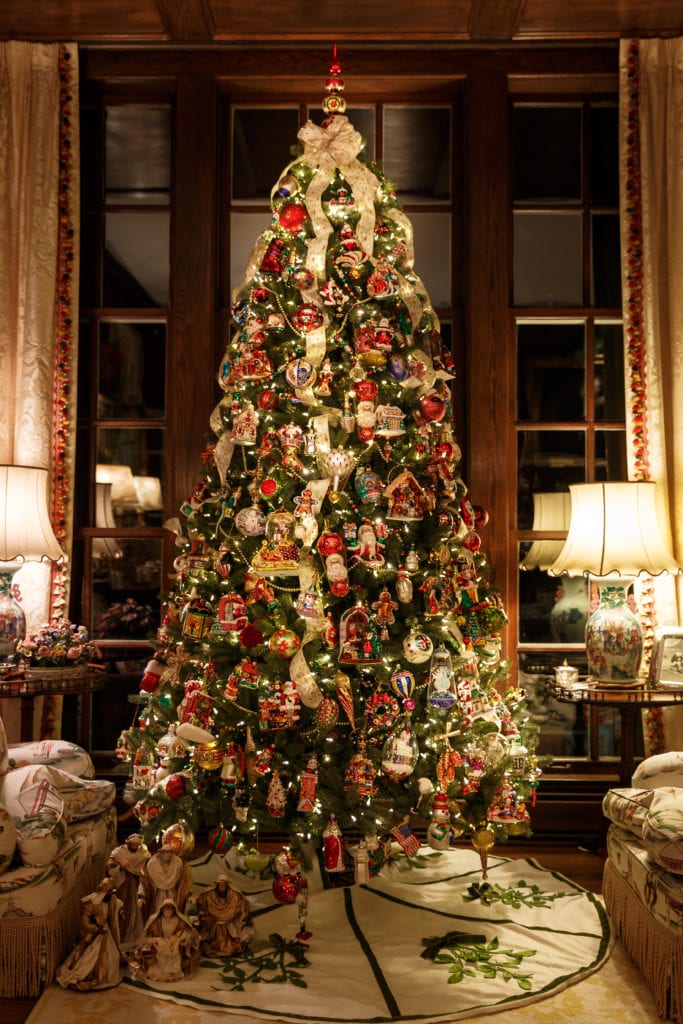 https://www.theglampad.com/wp-content/uploads/2023/12/classic-elegant-traditional-timeless-christmas-tree-decorations.jpeg