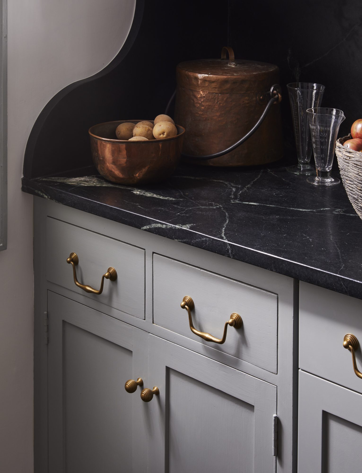 Heather Chadduck Hillegas for Colonial Williamsburg - The Glam Pad